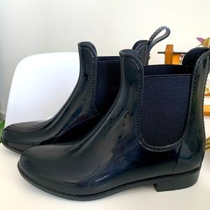Short length rain boot